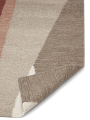 Moderner Webteppich in Beige, Taupe und Altrosa mit gestreiftem Muster und umgeschlagener Ecke.