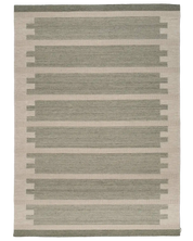 Vävd matta i beige och grönt med geometriskt randmönster.