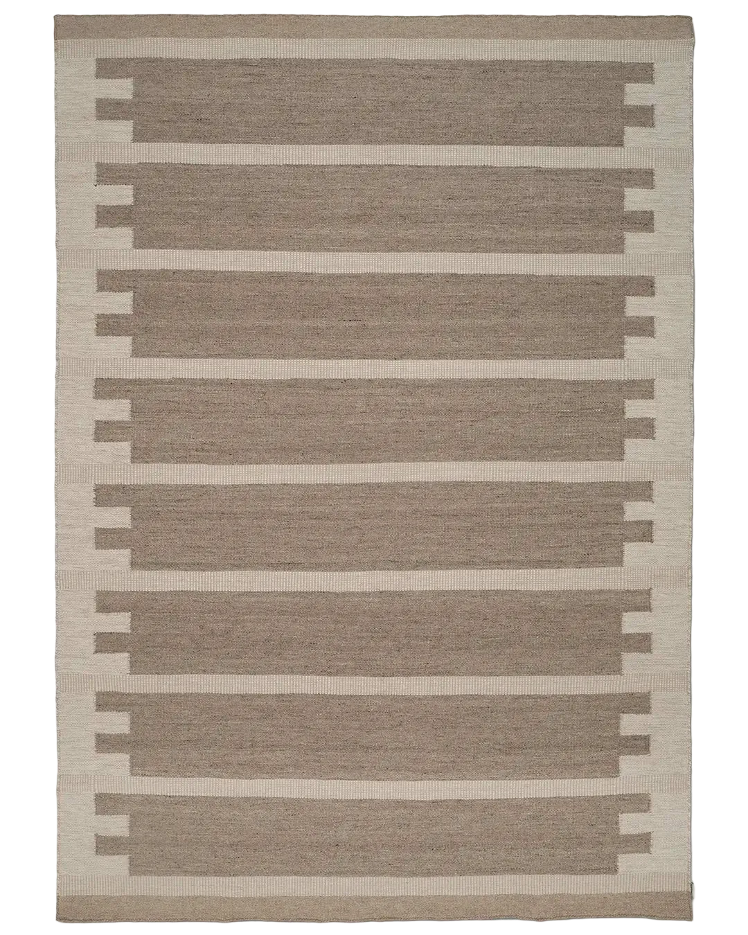 Vävd matta i beige och brun med geometriskt randigt mönster.