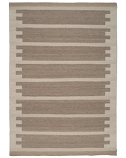 Vävd matta i beige och brun med geometriskt randigt mönster.