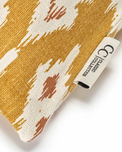 Ikat Diamond Ockra – ikatmönstrat kuddfodral i bomull