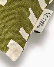 Frilagt kuddfodral Ikat Block Grön i bomull med grafiskt mönster. Detaljbild på ett hörn.