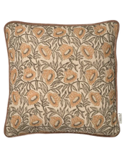 Kuddfodral Bell Yellow i handtryckt bomull med blommönster och pipingkant, frilagt mot vit bakgrund.