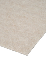 Beige matta av mjuk filt i en ljus, enfärgad och texturerad design.