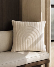 Kuddfodral Arch Birch 50x50 cm från Classic Collection i enfärgad bomullssammet, stylatpå en ljus soffa i en varm, neutral interiör.