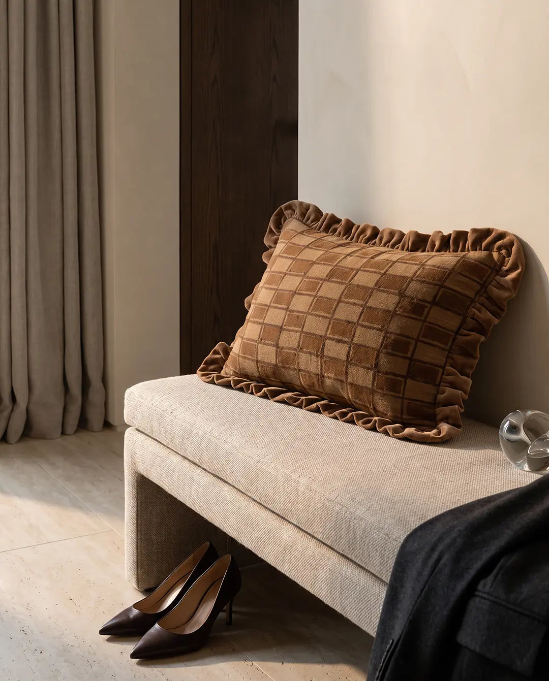 Kuddfodral Block Amber 40x60 cm från Classic Collection med rutigt mönster och dekorativ volang, stylat på en ljus bänk i en varm, elegant interiör.