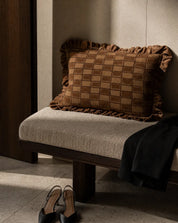 Kuddfodral Block Amber 40x60 cm från Classic Collection med rutigt mönster och dekorativ volang, stylat på en ljus bänk i en varm, elegant interiör.