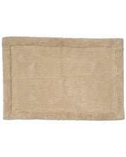 Badrumsmatta Border Beige från Classic Collection, 60x90 cm i bomull, med mjuk lugg och dekorativ upphöjd bård.