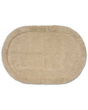 Badrumsmatta Border Oval Beige från Classic Collection, 60x90 cm i bomull, med mjuk lugg och dekorativ upphöjd bård.