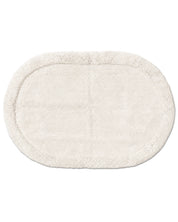 Badrumsmatta Border Oval Vit från Classic Collection, oval matta i bomull med mjuk lugg och dekorativ bård, 60x90 cm.