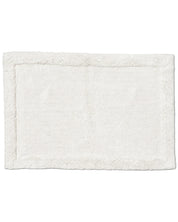 Badrumsmatta Border Vit från Classic Collection, 60x90 cm i bomull, med rektangulär form och dekorativ upphöjd bård.