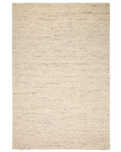 Bouclé-matta sedd ovanifrån, i ljus beige ton med diskreta mörka melerade inslag och tät texturerad yta.
