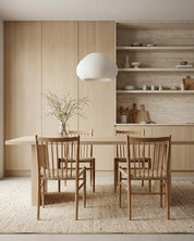 Matta Boucle Cream Beige under matbord i ljust trä, med ljus beige botten och diskret brun melering.