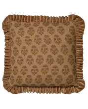 Kuddfodral Chandra Amber 50x50 cm i bomull med blockprint och volangkant i sammet.