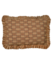 Handgjort kuddfodral Block Amber i bomull med blockprint-mönster, frilagd på vit bakgrund.