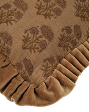 Kuddfodral Chandra Amber 50x50 cm i bomull med blockprint och volangkant i sammet. Detaljbild av ett kuddhörn.