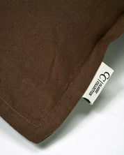 Kuddfodral Classic Linen Brun från Classic Collection i linne- och bomullsblandning, detaljbild av tygstruktur, söm och etikett.