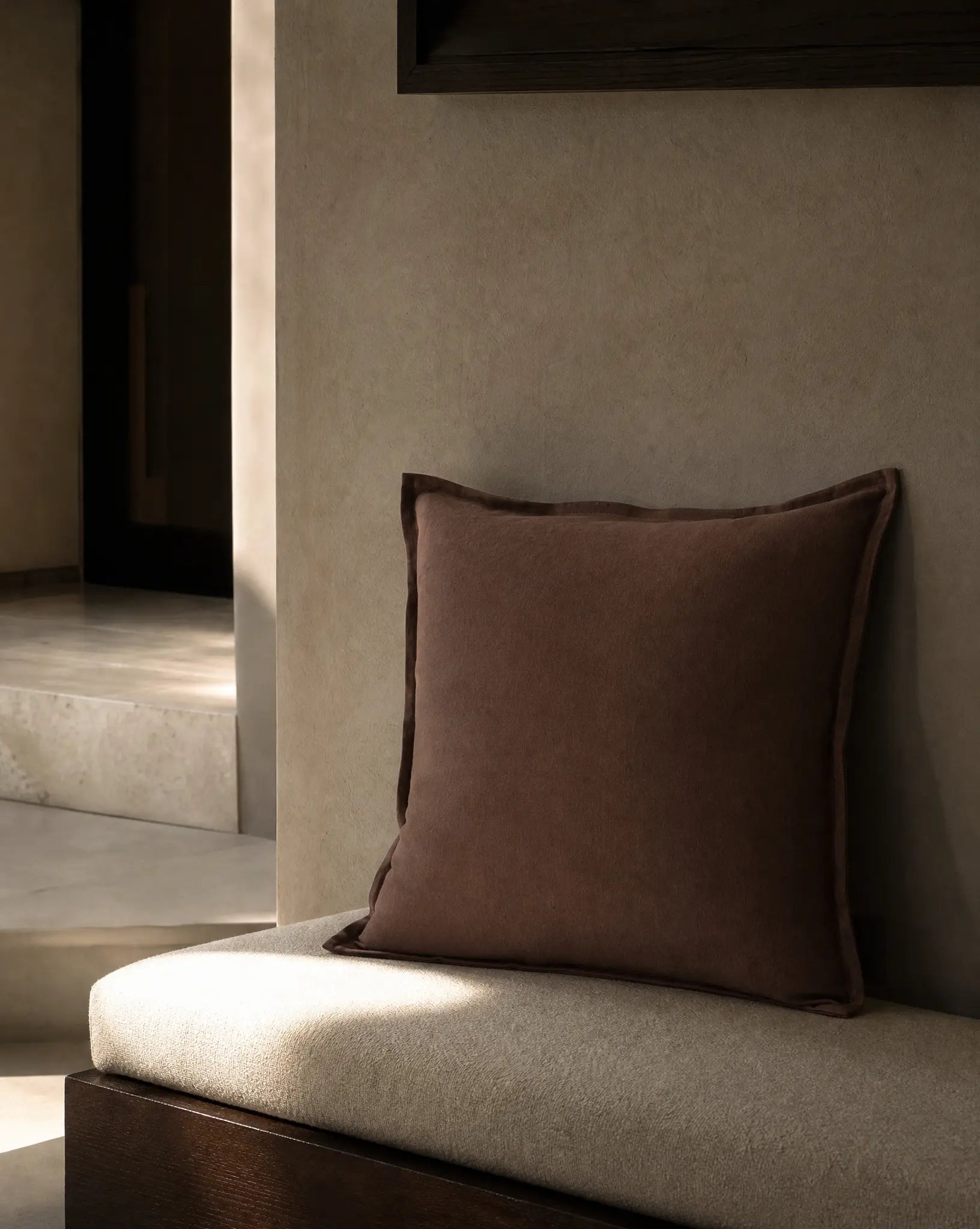 Kuddfodral Classic Linen Brun 50x50 cm från Classic Collection i enfärgat linne, stylat på en ljusbeige dagbädd i en varm, neutral interiör.