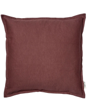 Kuddfodral Classic Linen Burgundy från Classic Collection, 50x50 cm, i linne- och bomullsblandning mot vit bakgrund.