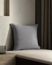 Kuddfodral Classic Linen Duvblå 50x50 cm från Classic Collection i enfärgat linne, stylat på en ljusbeige dagbädd i en varm, neutral interiör.