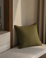 Kuddfodral Classic Linen Skogsgrön 50x50 cm från Classic Collection i enfärgat linne, stylat på en ljus bänk i en varm, neutral interiör.