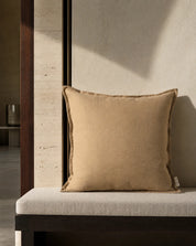 Kuddfodral Classic Linen Mocca 50x50 cm från Classic Collection i enfärgat linne, stylat på en ljus bänk i en varm, neutral interiör.