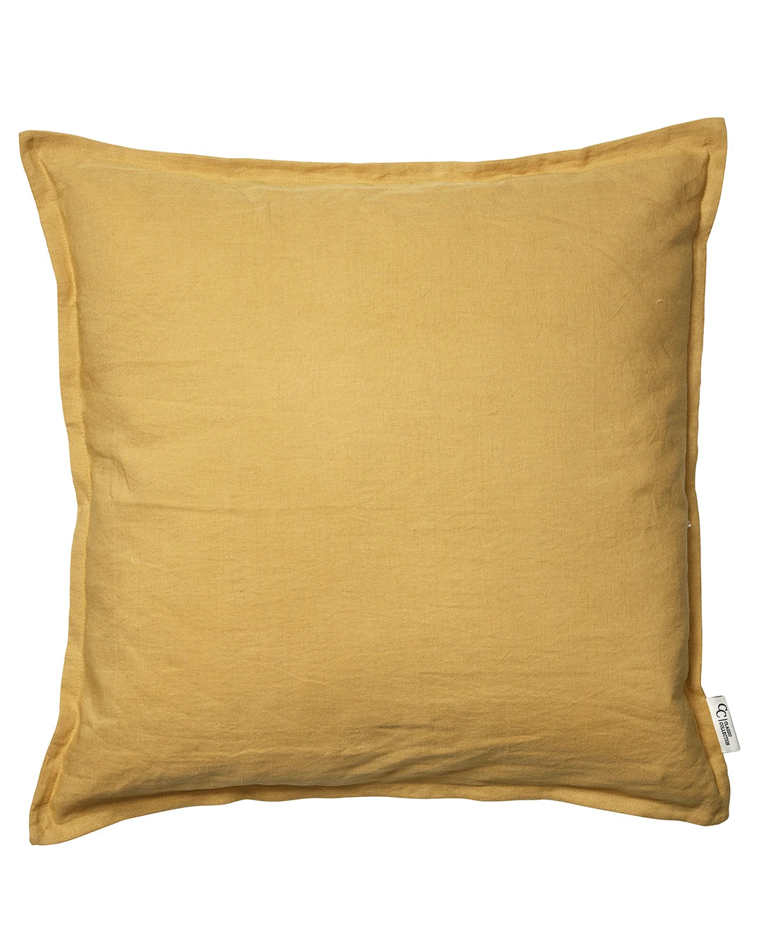 Fyrkantigt prydnadskuddfodral i senapsgult linne med dekorativ kant.