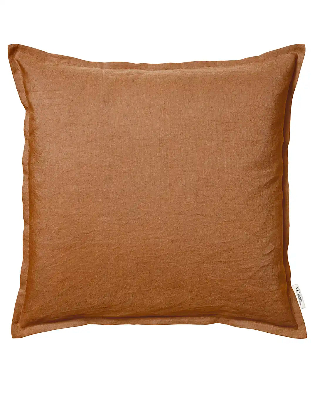 Kvadratiskt kuddfodral i rostat brun linne med dekorativ kant.