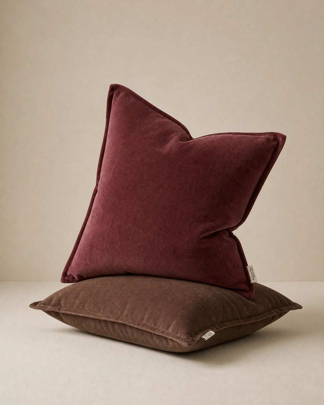 Kuddfodral Classic Velvet Burgundy och Brun från Classic Collection, handgjorda i mjuk sammet.