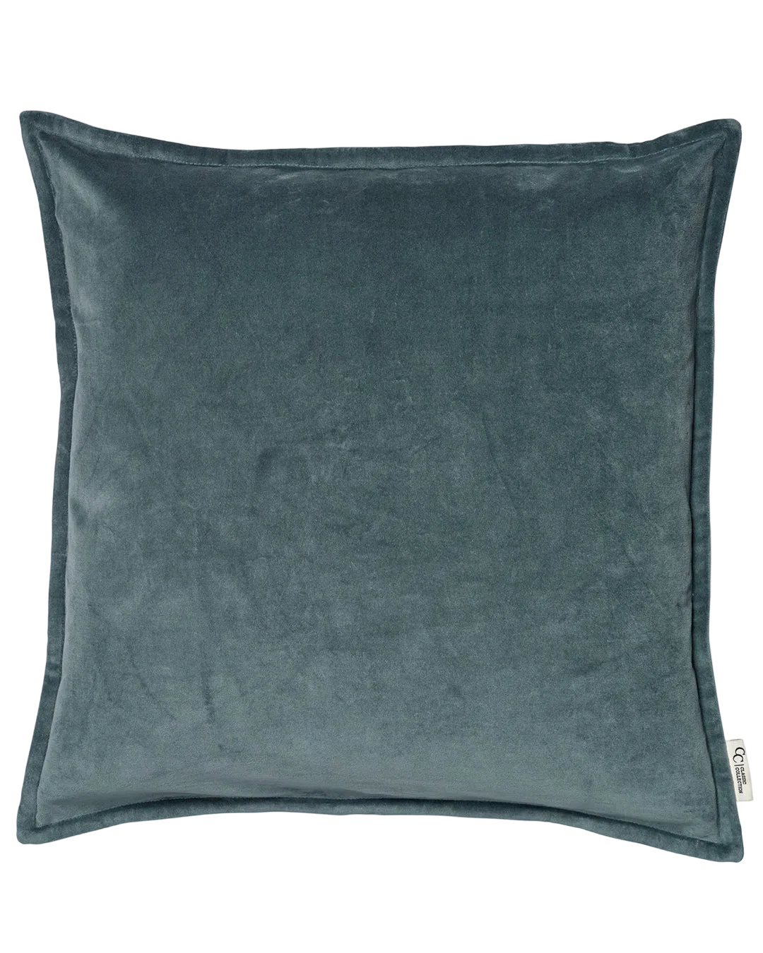 Kuddfodral Classic Velvet Teal från Classic Collection i mjuk sammet, 50x50 cm, placerat på en vävd trästol.