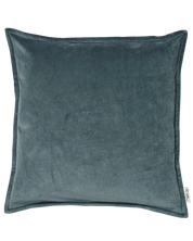 Kuddfodral Classic Velvet Teal från Classic Collection i mjuk sammet, 50x50 cm, placerat på en vävd trästol.