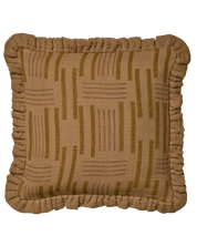 Kvadratiskt kuddfodral i bomull, 50x50 cm, med blockprintmönster i färgen Amber och volangkant runtom.