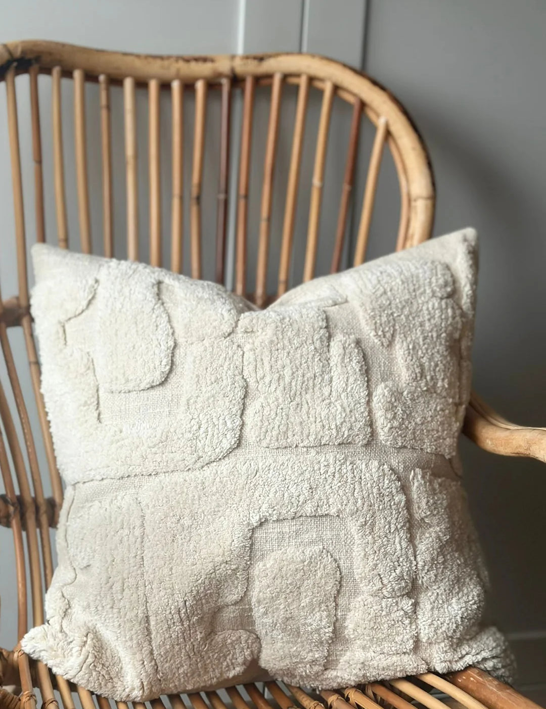 Kuddfodral Lumi Bomull fotad i rottingfåtölj