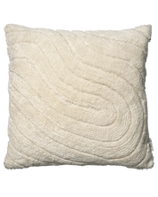 Kudde Swirl Off-white i ull med tuftat, böljande mönster i relief. Dekorativ kudde i offwhite med mjuk, upphöjd struktur och vävd botten, fotograferad rakt framifrån mot ljus bakgrund.