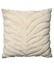 Kudde Zebra Tuft Off-white i bomull med tuftat zebramönster i relief. Dekorativ kudde i offwhite med mjukt, upphöjt mönster och vävd botten, fotograferad rakt framifrån mot ljus bakgrund.