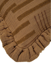 Närbild på kudde Lines Amber volangkant