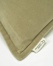 Närbild av Kuddfodral Classic Velvet i grön bomullssammet, med synlig struktur, mjuk kant och Classic Collection-etikett.