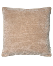 Kuddfodral i ljus beige bomullssammet med mjuk, stentvättad yta och diskret passpoalkant.