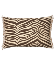 Kudde Zebra Brun 40x60 cm i bomull med zebramönster i brunt och natur, dekorativ frans i jute längs kanterna, frilagd produktbild mot ljus bakgrund.