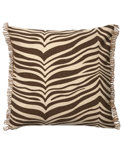 Kudde Zebra Brun 50x50 cm i bomull med zebramönster i brunt och natur, dekorativ frans i jute längs kanterna, frilagd produktbild mot ljus bakgrund.