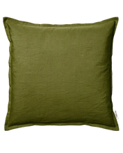 Kvadratiskt kuddfodral i olivgrönt linne med dekorativ kant och märkesetikett från Classic Collection.