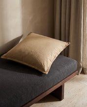 Kuddfodral Classic Linen Mocca 50x50 cm från Classic Collection i enfärgat linne, stylat på enmörkgrå dagbädd i en varm, neutral interiör.