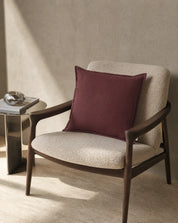 Kuddfodral Classic Linen Burgundy 50x50 cm från Classic Collection enfärgad i linne-bomullblandning. Stylat i en beige fåtölj i en varm, elegant interiör.