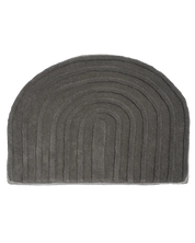 Halbmondförmiger Badteppich in Dunkelgrau mit modernem, reliefartigem Bogendesign.