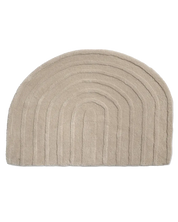 Frilagd produktbild tagen uppifrån av handgjord dörrmatta Arch i färgen Beige, tillverkad i ull. Rundad form med tydligt bågFrilagd produktbild tagen uppifrån av handgjord dörrmatta Arch i färgen Beige, tillverkad i ull. Rundad form med tydligt bågmönster och mjuk, texturerad yta. Transparent bakgrund.mönster och mjuk, texturerad yta. Transparent bakgrund.