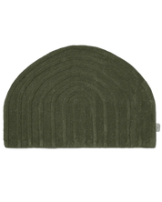 Halbrunder, olivgrüner Vorleger mit erhabenem, bogenförmigem Streifenmuster aus weichem Textilmaterial.