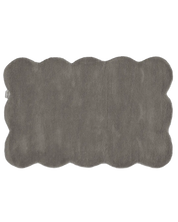 Rechteckiger Badteppich in Grau mit weichem Wellenrand-Design aus hochwertigem Baumwoll-Flor.