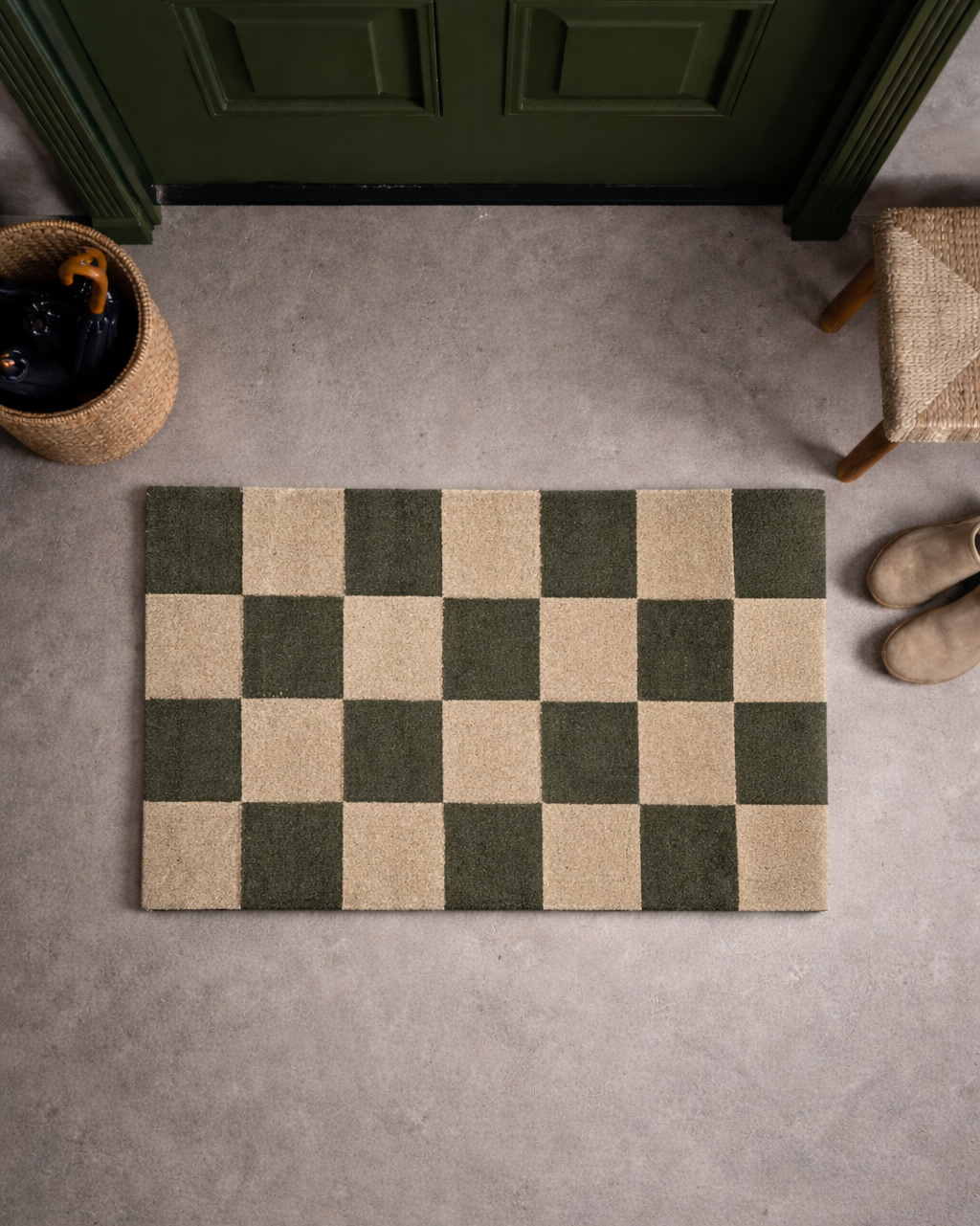 Dörrmatta Square i grön och naturfärgad ull med rutmönster, placerad innanför ytterdörr i hallmiljö