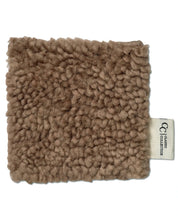 Mattprov Dune Chocolate från Classic Collection, handvävd ullmatta med mjuk, kraftig lugg och taktil struktur i varm brun ton, 15x15 cm.