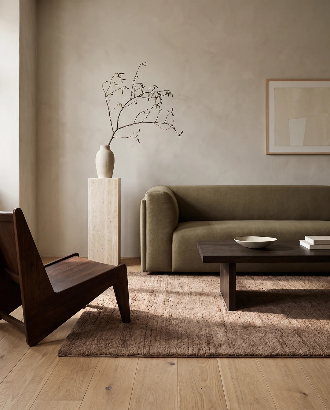 Handvävd ryamatta Dune Chocolate i ull från Classic Collection, fotograferad i vardagsrum med olivgrön soffa, mörka trämöbler och varm neutral inredning.
